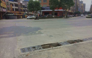 信宜迎宾路地税局路口现两窟窿 呼吁有关部门尽早抢修
