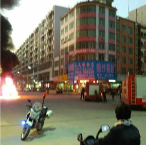 信宜淘金湾有一辆面包车突然发生自燃